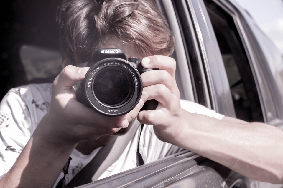 Persona haciendo una fotografía durante un viaje